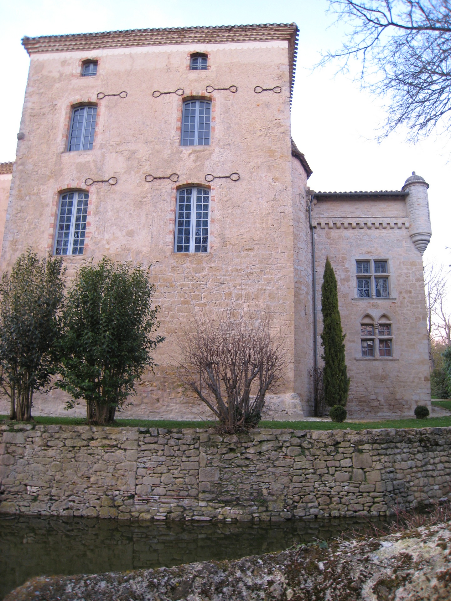 (une petite partie du) château de Belflou