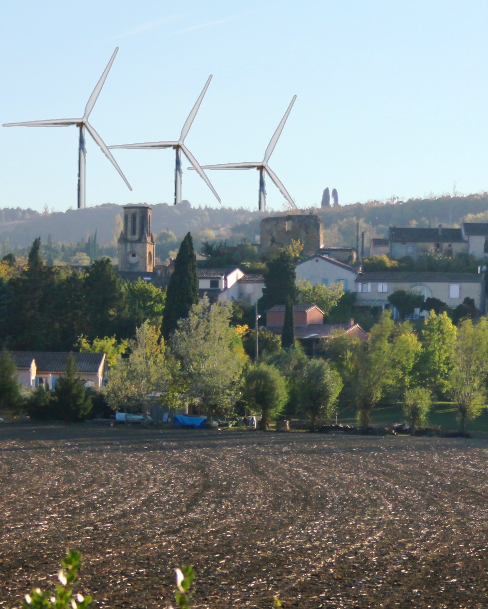 Photo-montage, réalisé à l'échelle, des éoliennes du Mas-Saintes-Puelles (et son église classée aux monuments historiques) vues depuis l'autoroute A61
