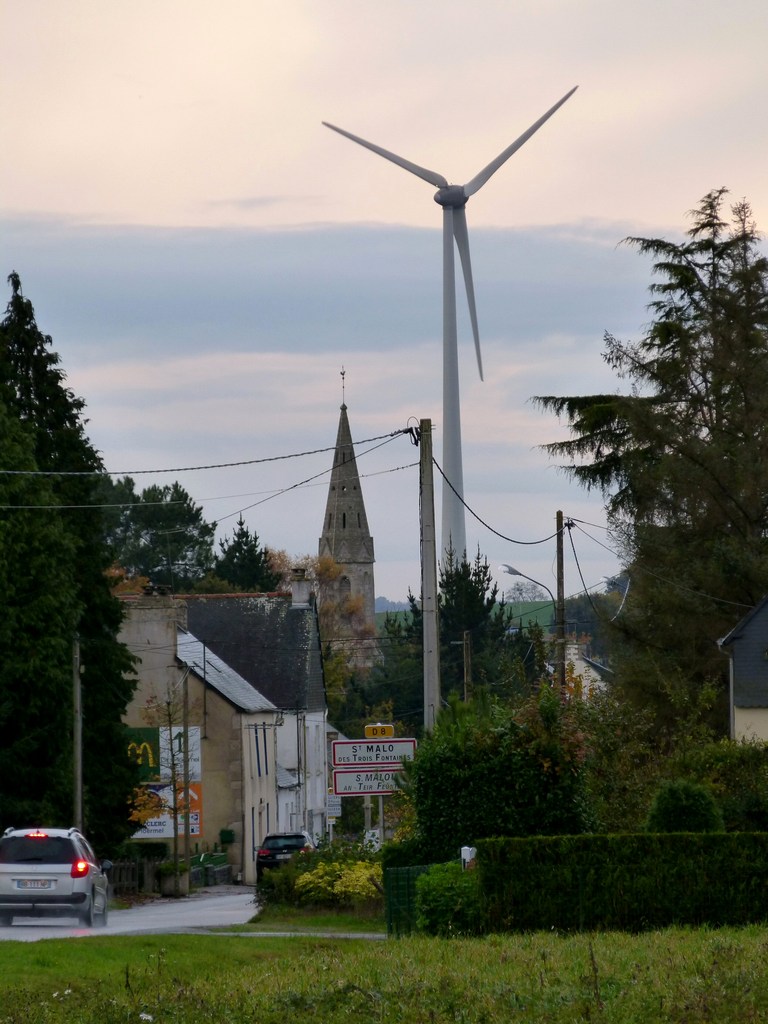 éolienne dans le Morbihan (située à 1.4km de l'église)